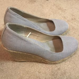 Light blue, pin stripe wedges